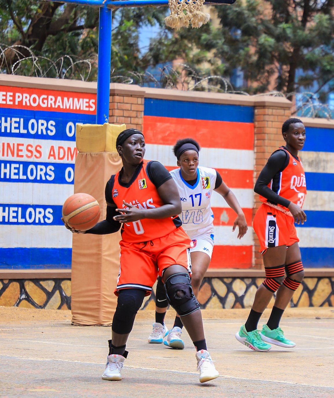 Victoria She Crocs Face Pearl Queens in electric Finale